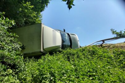 Na DK 75 Renault Master zawisło nad skarpą. Doszło do wycieku