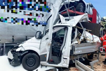 Zmiażdżony przez ciężarówkę bus na niemieckiej A4 – kierowca zmarł