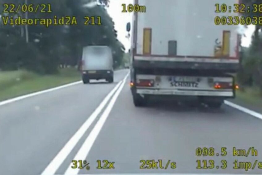 Bus na zakazie wyprzedził 3 zestawy – policja ma nagranie