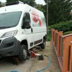 Kierowca chciał zatrzymać staczającego się z górki busa