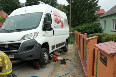 Kierowca chciał zatrzymać staczającego się z górki busa