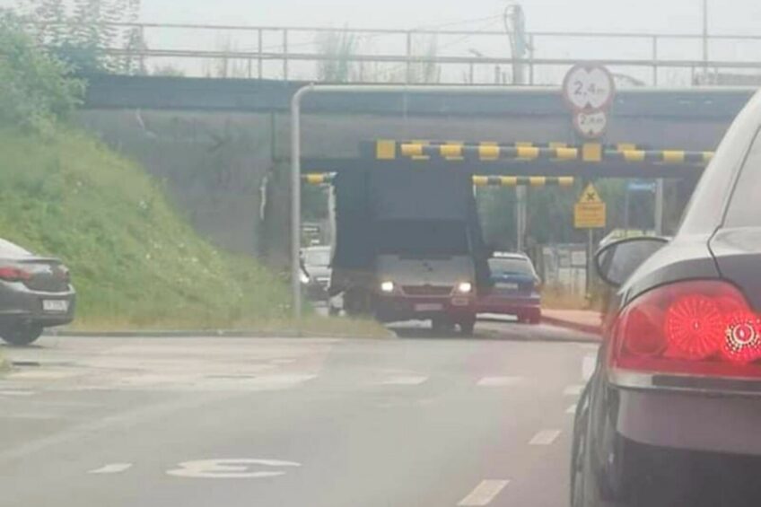 Sprinter utknął pod słynnym „wiaduktem mistrzów w Tychach”