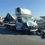 Na S11 Renault Master wjechało w drogowców – 2 osoby zmarły