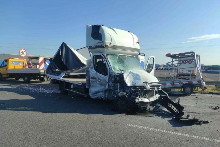 Na S11 Renault Master wjechało w drogowców – 2 osoby zmarły