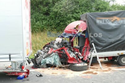 Na niemieckiej A12 bus wjechał w tandem – kierowca Mastera zmarł