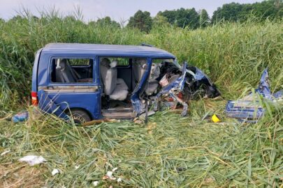 SUV uderzył w VW T5 – kierująca Nissanem miała 4 promile