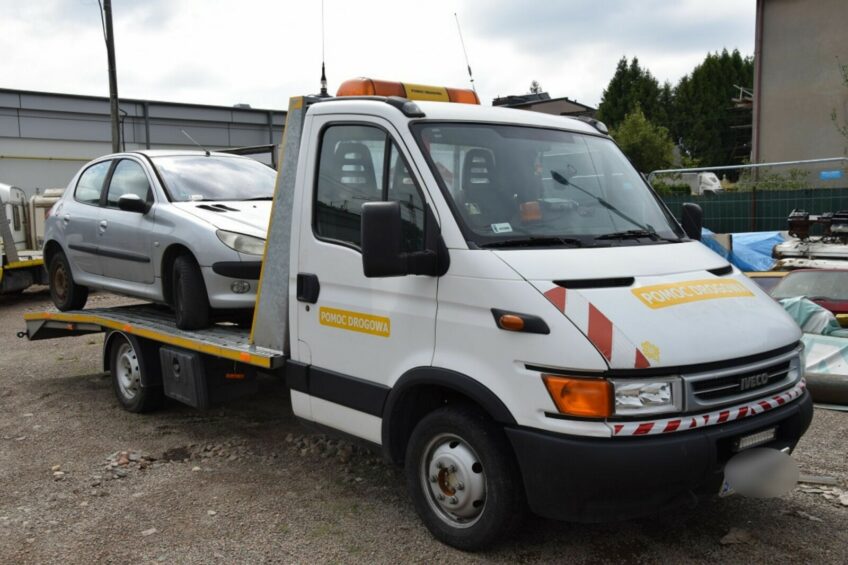 Ukradł 12 aut wciągając je na lawetę – grozi mu 10 lat