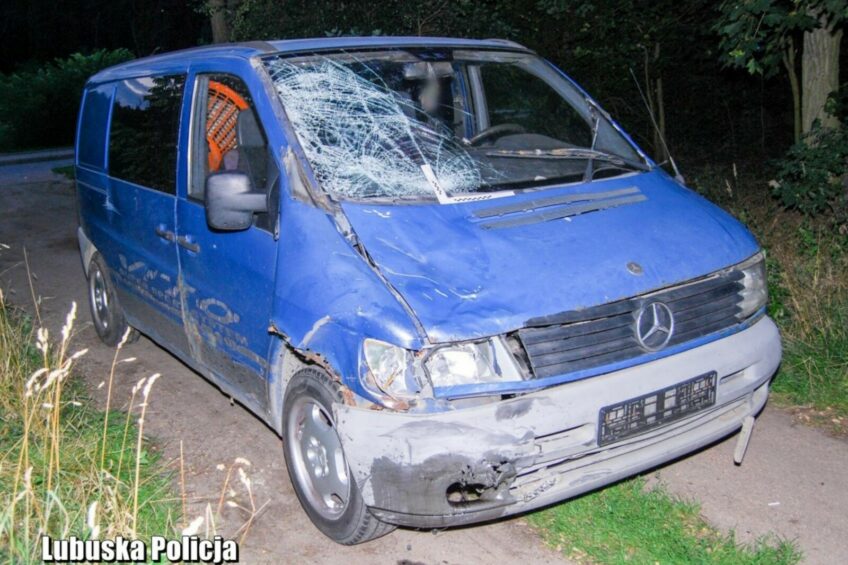 Zderzenie Vito z motocyklem – kierowca busa uciekł