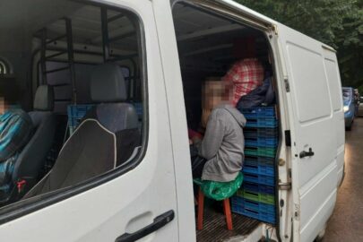 7 osób na taboretach i skrzynkach w ładowni Mercedesa Sprintera