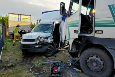 Ciężarówka wjechała w Iveco Daily – obaj kierowcy trafili do szpitala