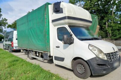 Transport przeładowaną Masterką. Kierowca od 13 lat bez prawa jazdy