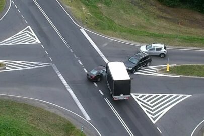 Wyjechała wprost pod busa – wszystko nagrał policyjny dron