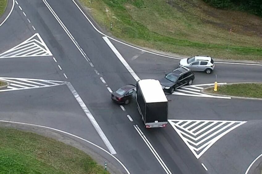 Wyjechała wprost pod busa – wszystko nagrał policyjny dron