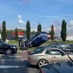 Dachowanie policyjnego VW T4 w Szczecinie – ranna jedna osoba