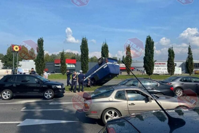 Dachowanie policyjnego VW T4 w Szczecinie – ranna jedna osoba