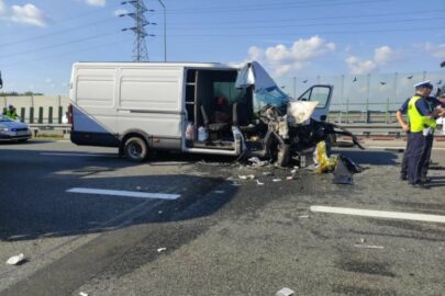 Iveco Daily najechało na zestaw – do szpitala trafiły 3 osoby