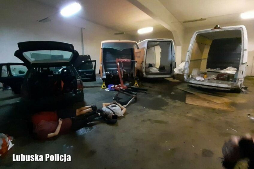 Kradli Mercedesy Sprintery w Niemczech. Wpadli pod Żaganiem