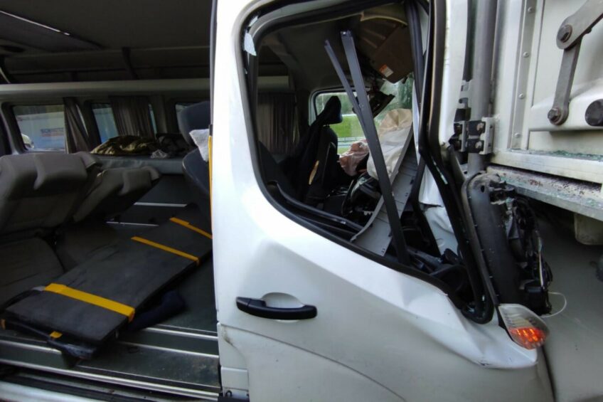 Na S7 Renault Master wjechało w naczepę – 6 osób rannych