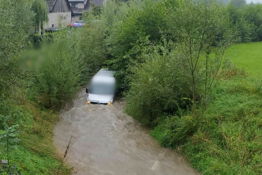 Opel Movano utknął w potoku – nurt porwał jednego z pasażerów