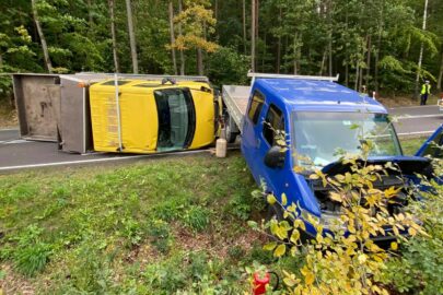 Peugeot Boxer ciągnął na lawecie Opla Movano. Zestaw wpadł do rowu