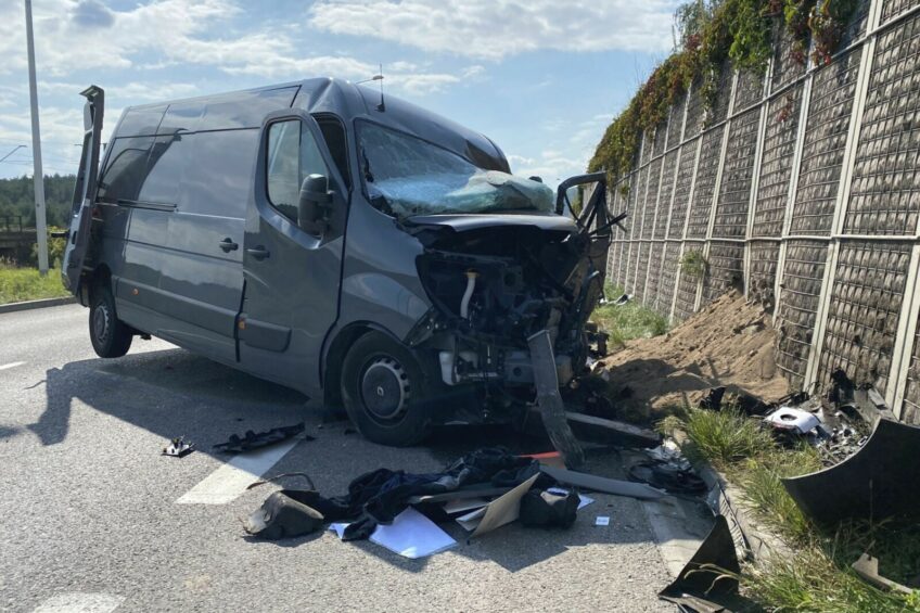 SAAB uderzył w Renault Master – obaj kierowcy trafili do szpitala