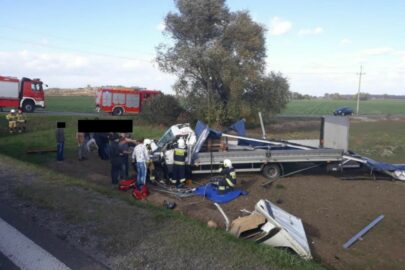 Na DK 5 wiatr zepchnął Iveco Daily z drogi – kierowca zmarł