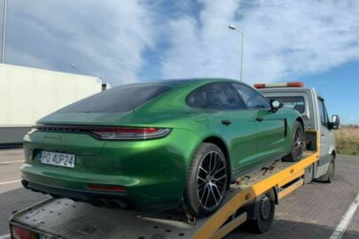 Przeciążony Sprinter z Porsche Panamera z parku prasowego