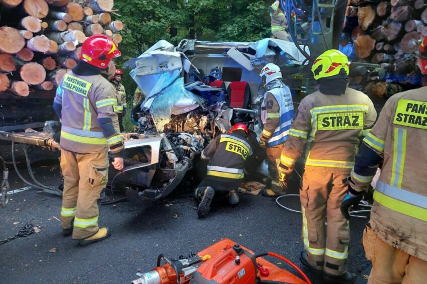 W wyjeżdżający z lasu zestaw wjechało Ducato – kierowca busa zmarł