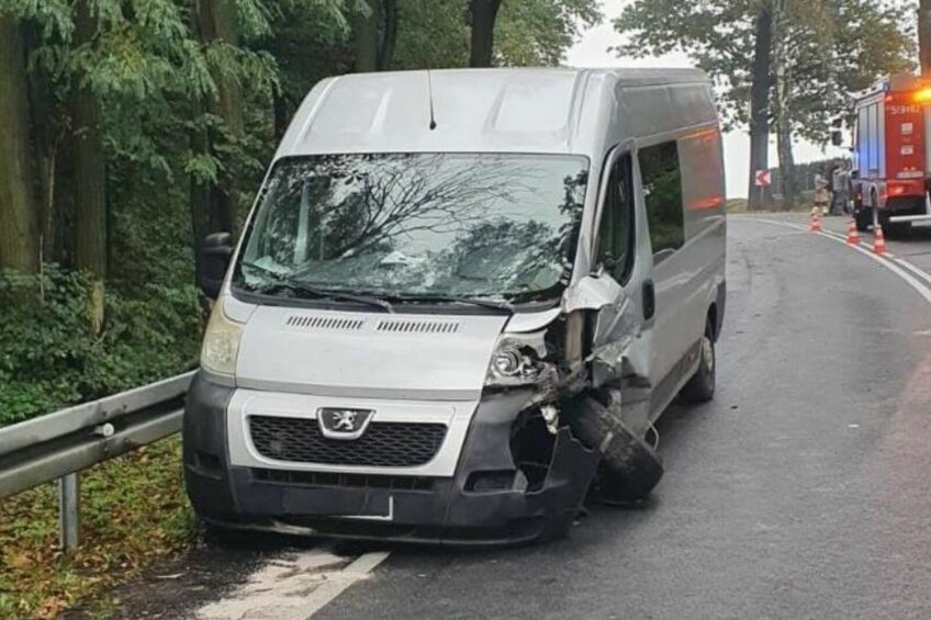 Zasnął za kierownicą Seata i wjechał w Peugeota Boxera