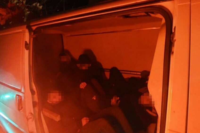 Dostali zlecenie odholowania VW T4 – w środku było 7 Irakijczyków