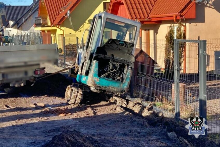 Dostawczakiem chciał wyciągnąć minikoparkę z błota – miał ponad 2‰