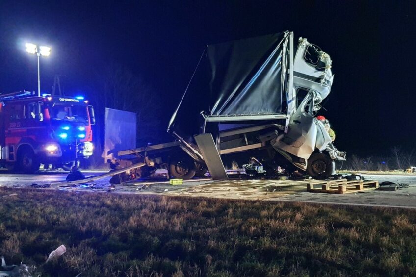 Kierowca Renault Master wjechał pod tandem – zmarł na miejscu