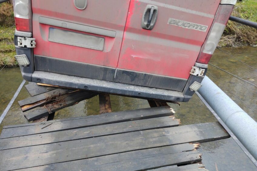 Kurierski Fiat Ducato uszkodził most pod Nowym Sączem