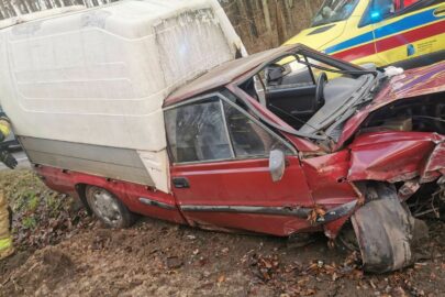 Polonez Truck wjechał w przepust na DW 534 – kabina wbiła się w zabudowę