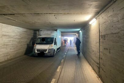 W Toruniu Jumper zaklinował się w tunelu – przejechał 65 metrów