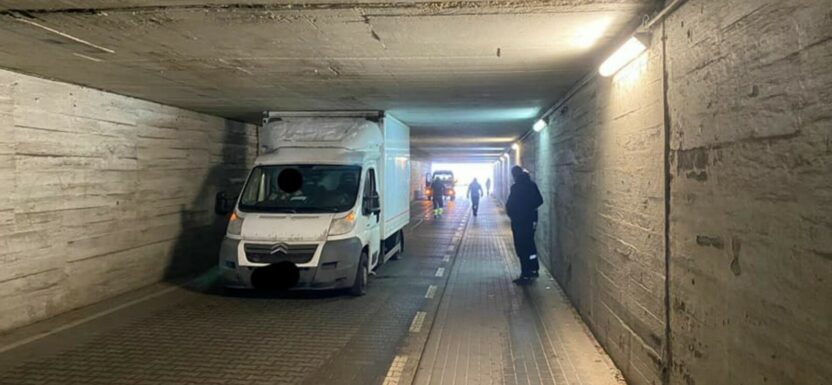 W Toruniu Jumper zaklinował się w tunelu - przejechał 65 metrów