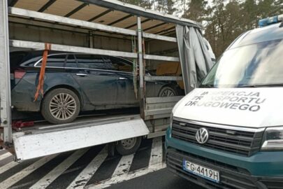 W busie Opel Insignia tylko na ręcznym – transport bez zabezpieczenia