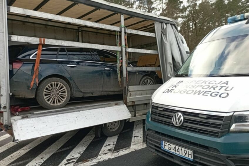 W busie Opel Insignia tylko na ręcznym – transport bez zabezpieczenia