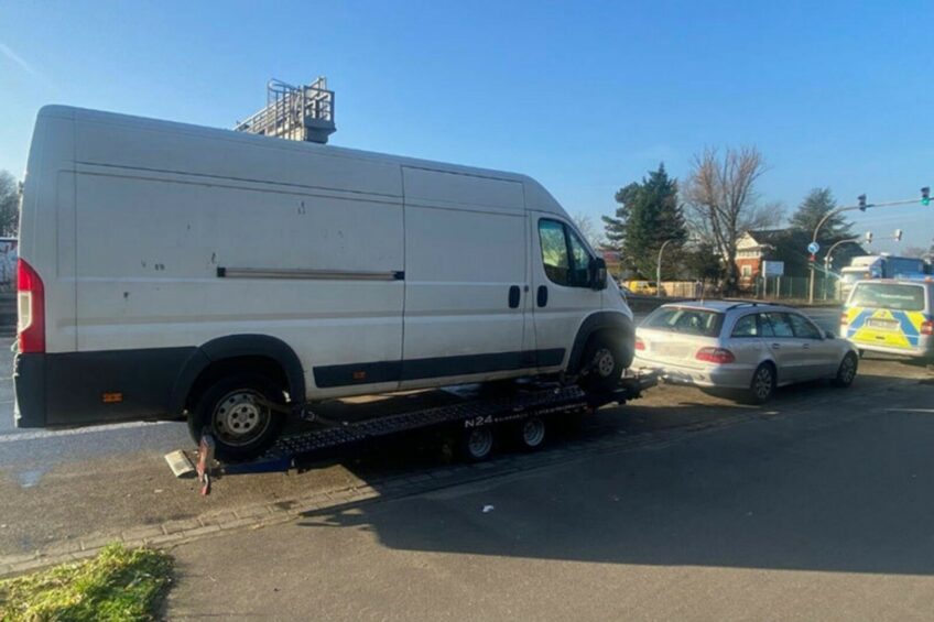 Ducato L4H2 na niesprawnej przyczepie podpiętej do Mercedesa E-klasy