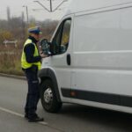 Kierowca dostawczaka jechał po chodniku – dostał 1500 zł mandatu