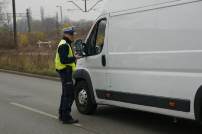 Kierowca dostawczaka jechał po chodniku – dostał 1500 zł mandatu