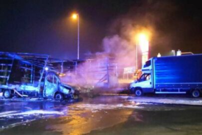 Nocny pożar na parkingu przy DK 72 – spłonęły dwa busy