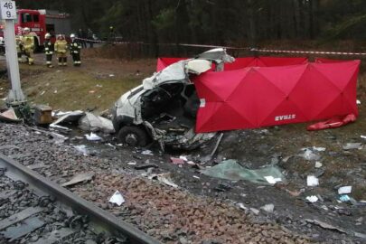 Citroen Jumper rozerwany na części po zderzeniu z szynobusem