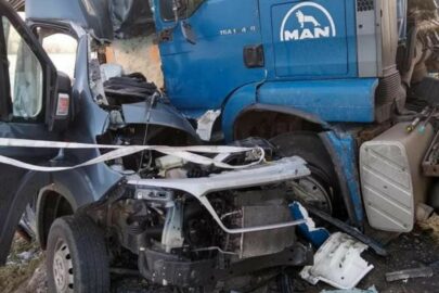 Wypadek z udziałem Ducato i ciężarówki – kierowca busa w ciężkim stanie