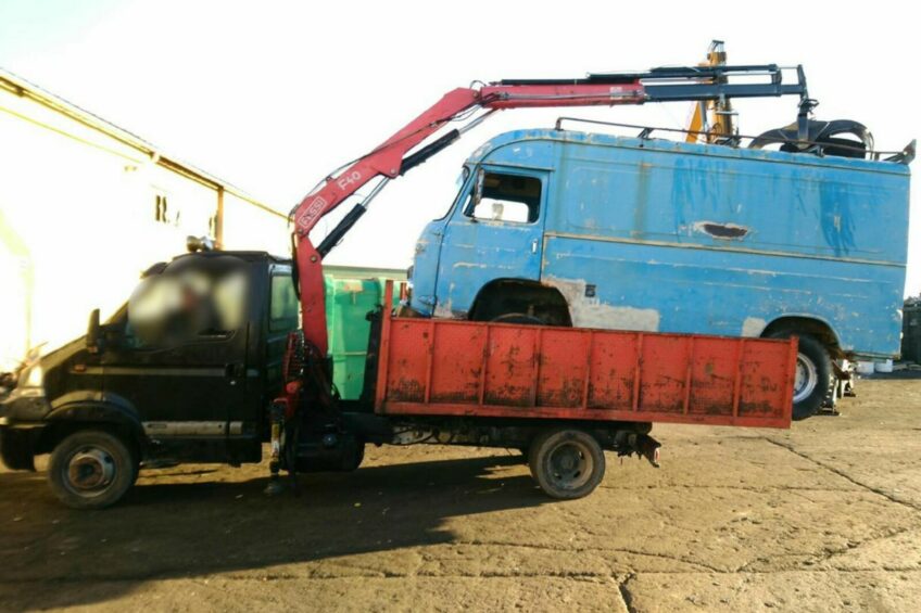 Żandarmi zatrzymali Renault Mascott z Saviem TP3 na pace