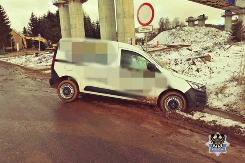 Kierowca Renault Express Van wjechał do rowu. Miał 2,59 promila