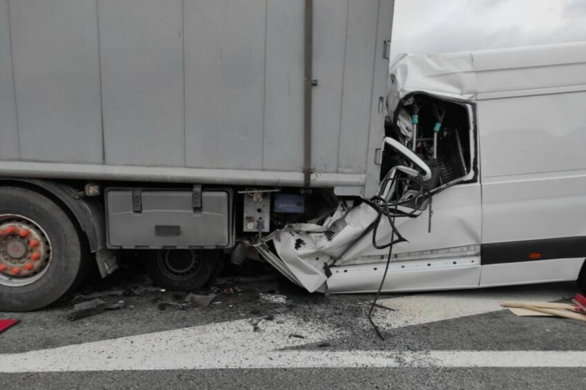 Na A2 Mercedes Sprinter wjechał w naczepę – 3 osoby nie żyją