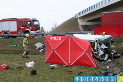 Na A4 furgon z przyczepą uderzył w przepust. Nie żyją 3 osoby