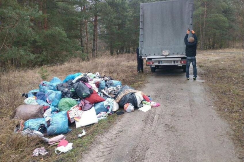 Wyrzucali śmieci z Fiata Ducato do lasu – trafili na leśniczego