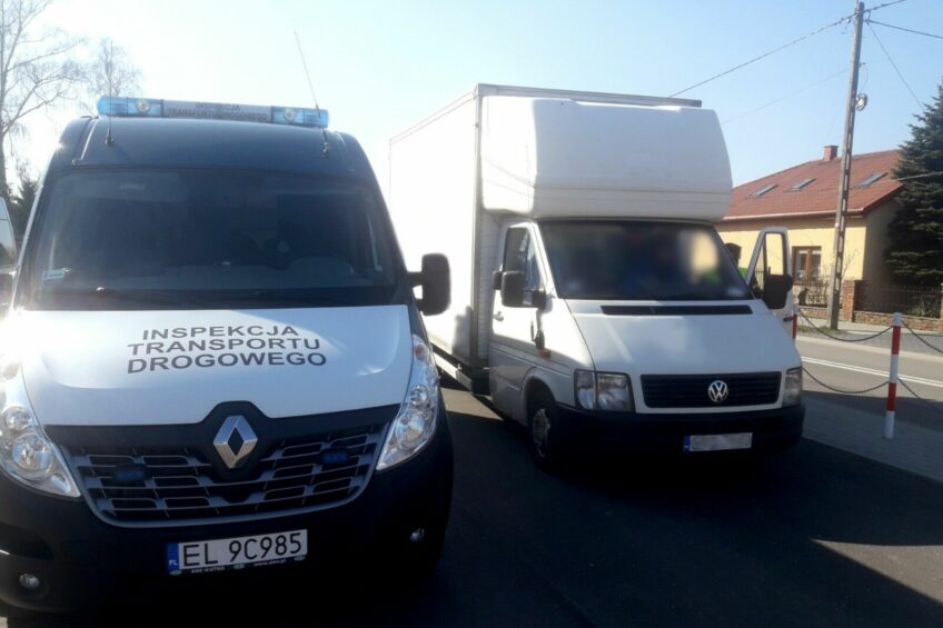 Kontrole wagowe busów w Łasku – najcięższy był przeładowany o 3800 kg
